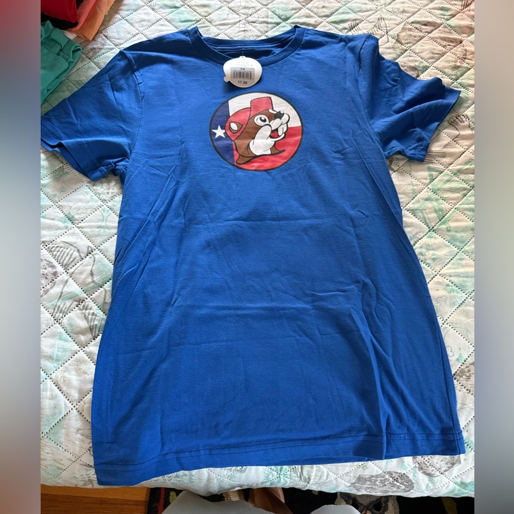 New Set of 4 Graphic Tees, Buc-Cees, Kitty, & Smithsonian & Aladdin